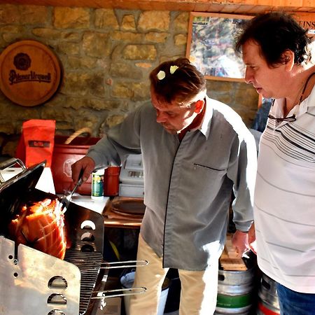 Restaurace a penzion U Lva Karlštejn Esterno foto