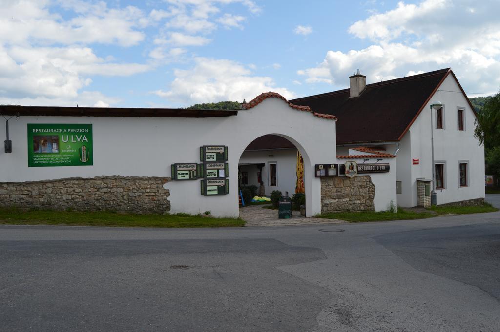 Restaurace a penzion U Lva Karlštejn Esterno foto