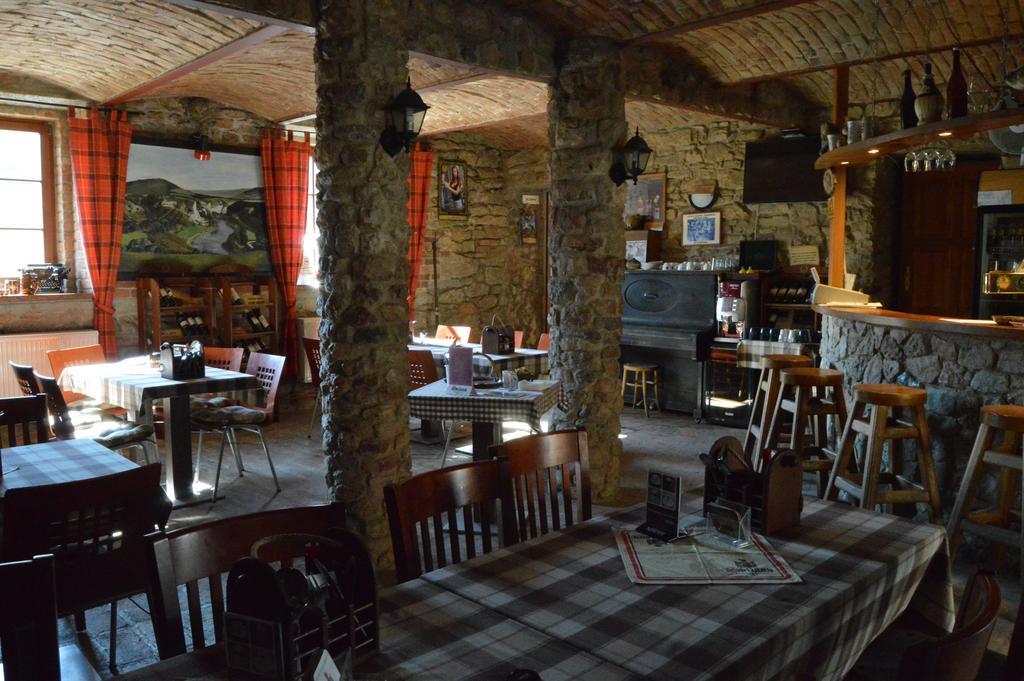 Restaurace a penzion U Lva Karlštejn Esterno foto