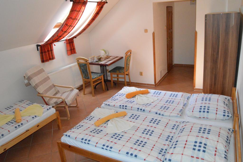 Restaurace a penzion U Lva Karlštejn Esterno foto