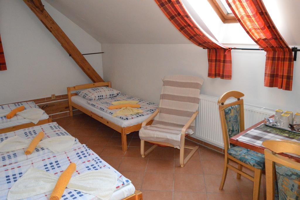 Restaurace a penzion U Lva Karlštejn Esterno foto