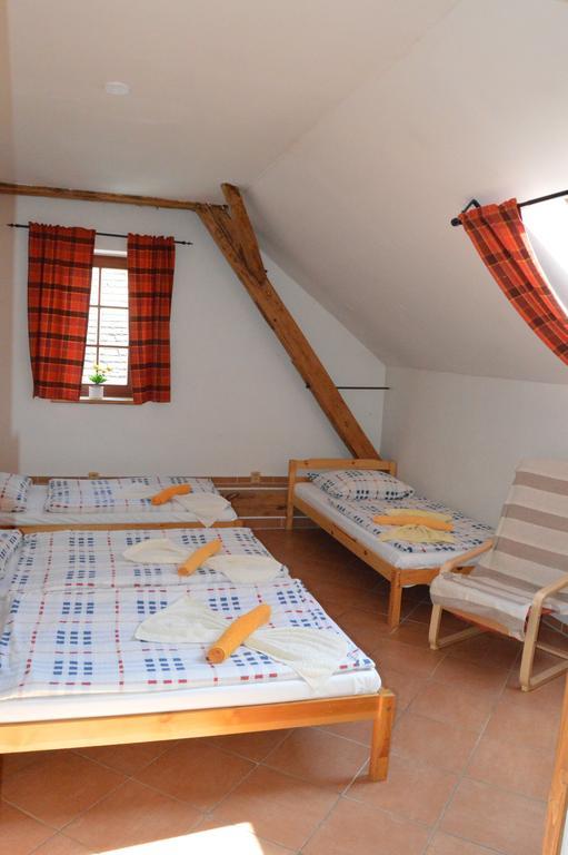 Restaurace a penzion U Lva Karlštejn Esterno foto
