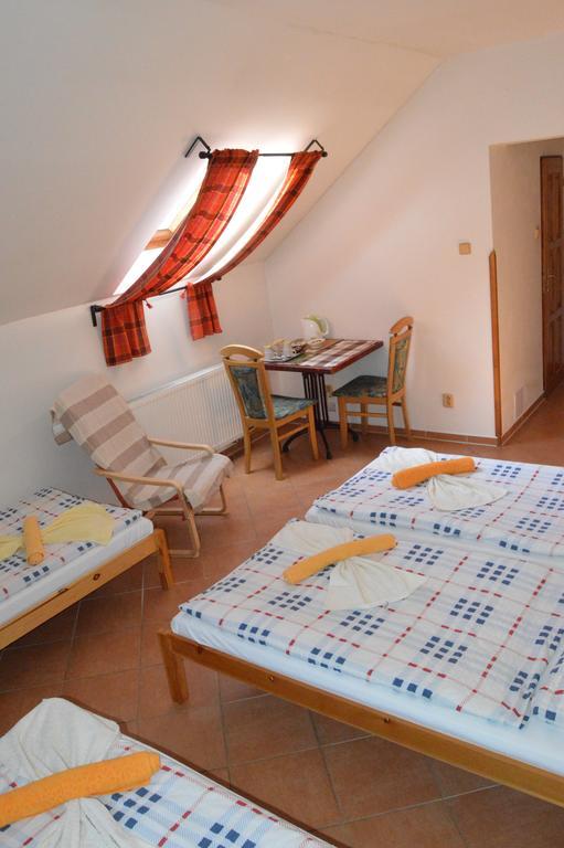 Restaurace a penzion U Lva Karlštejn Esterno foto