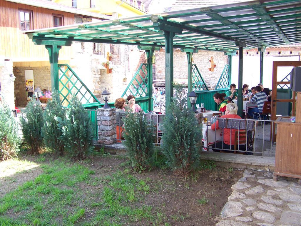 Restaurace a penzion U Lva Karlštejn Esterno foto