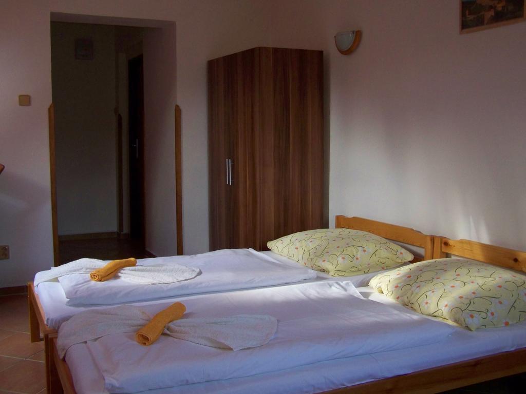 Restaurace a penzion U Lva Karlštejn Esterno foto