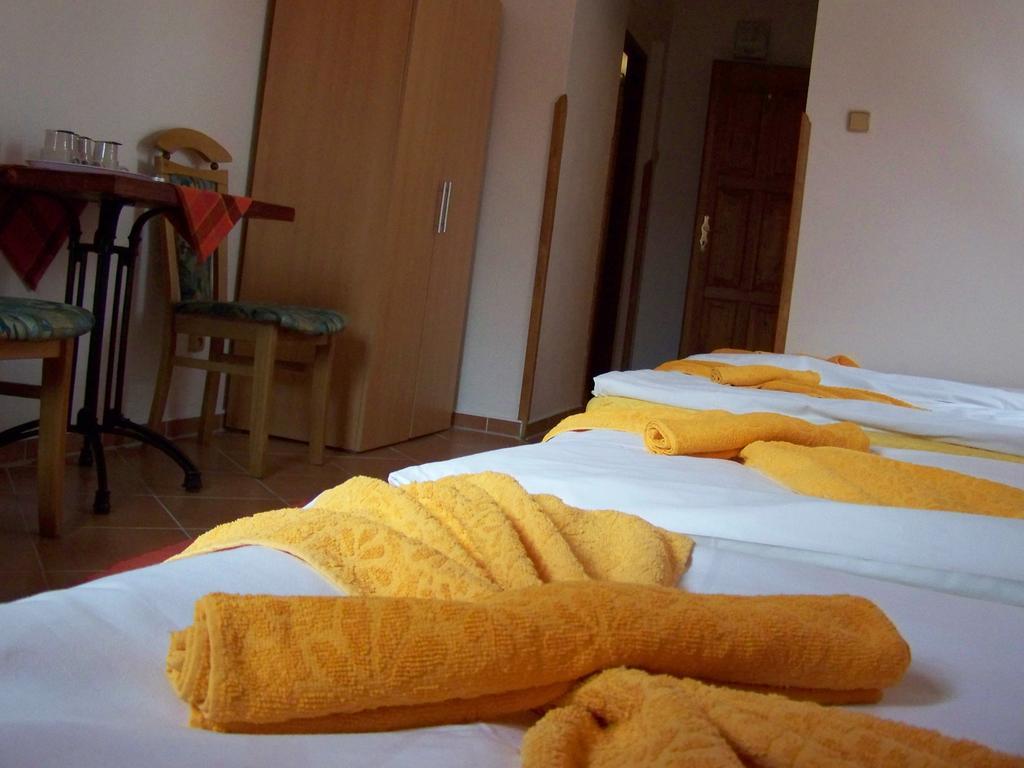 Restaurace a penzion U Lva Karlštejn Esterno foto