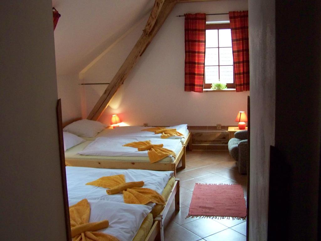 Restaurace a penzion U Lva Karlštejn Esterno foto