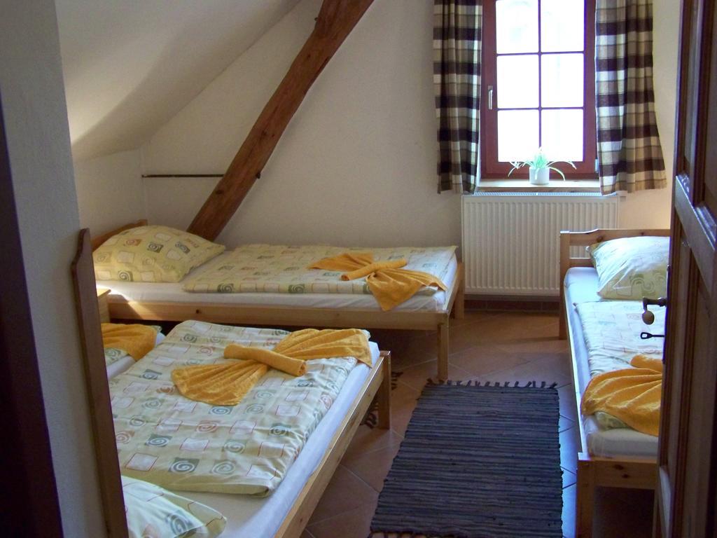 Restaurace a penzion U Lva Karlštejn Esterno foto