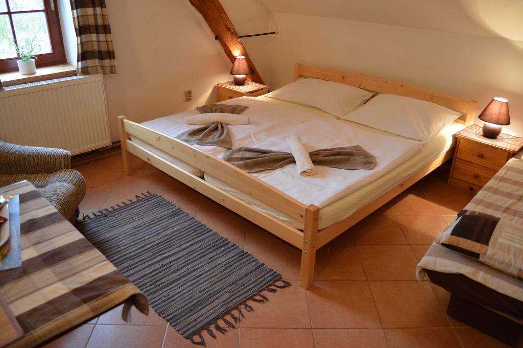 Restaurace a penzion U Lva Karlštejn Esterno foto