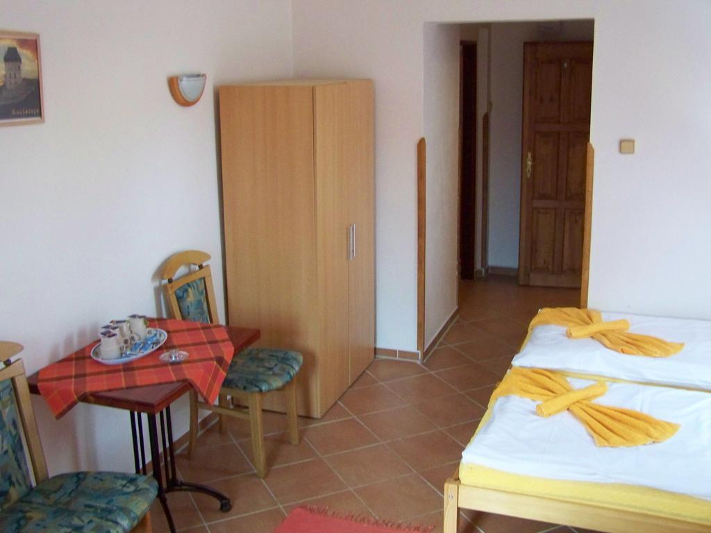 Restaurace a penzion U Lva Karlštejn Esterno foto