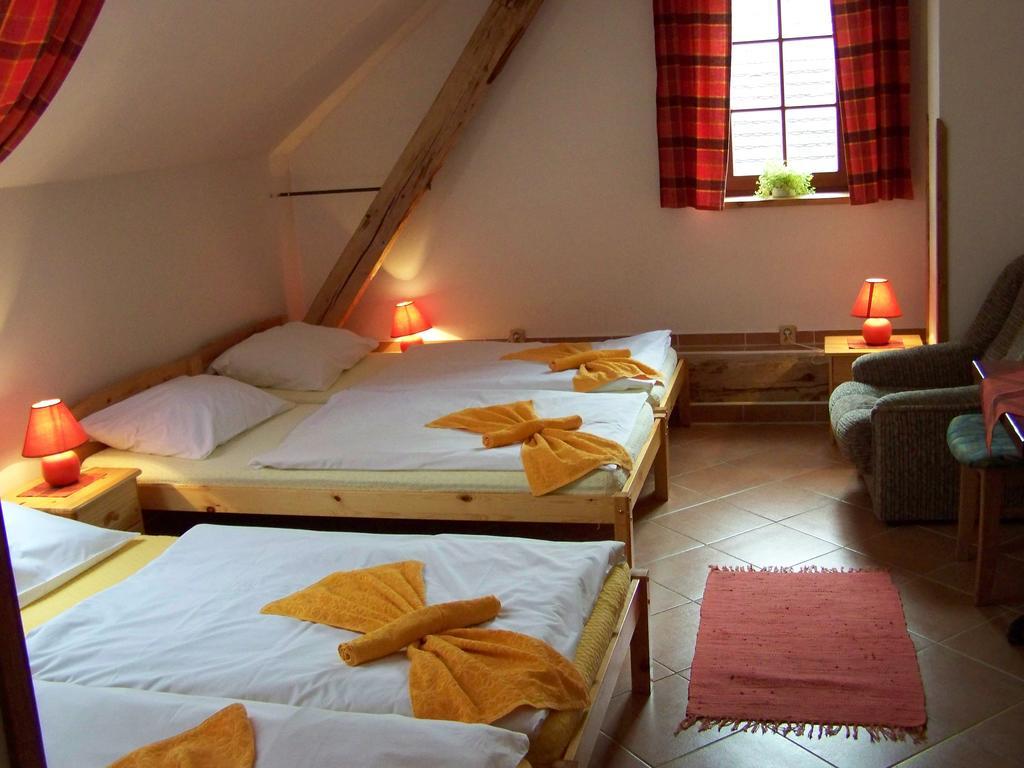 Restaurace a penzion U Lva Karlštejn Esterno foto
