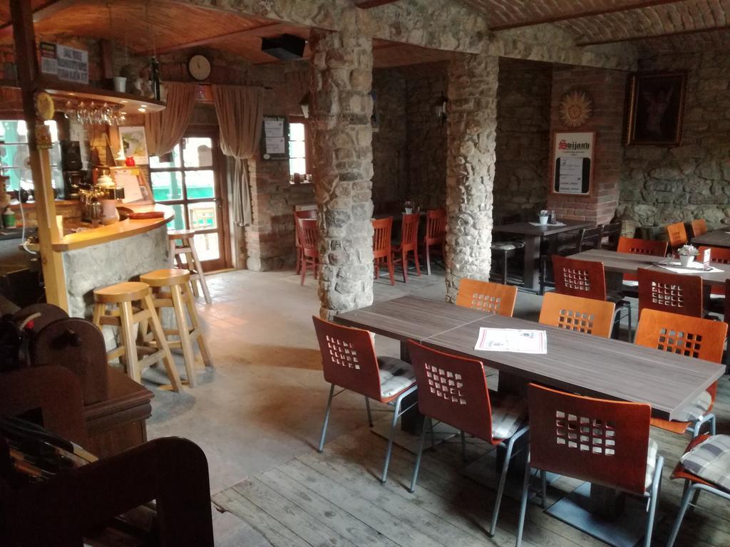 Restaurace a penzion U Lva Karlštejn Esterno foto