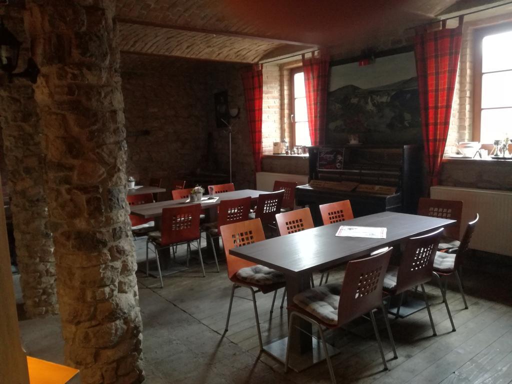 Restaurace a penzion U Lva Karlštejn Esterno foto