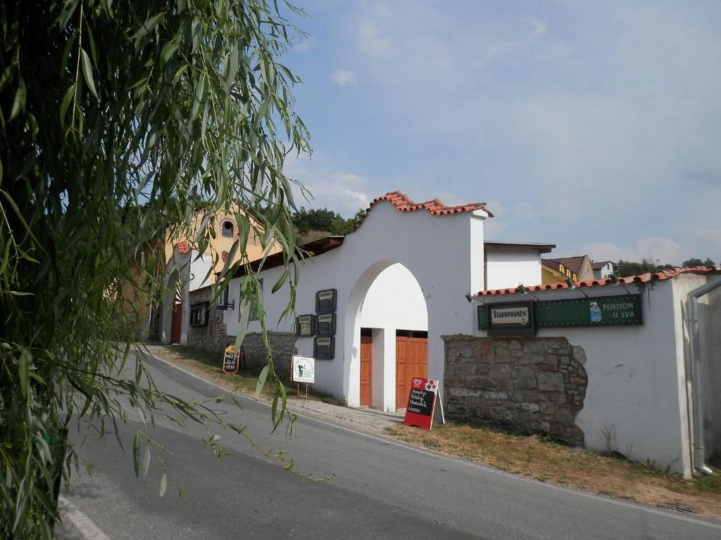 Restaurace a penzion U Lva Karlštejn Esterno foto