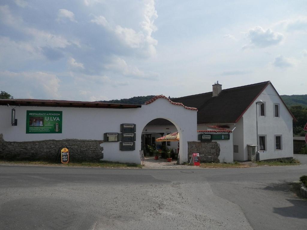 Restaurace a penzion U Lva Karlštejn Esterno foto