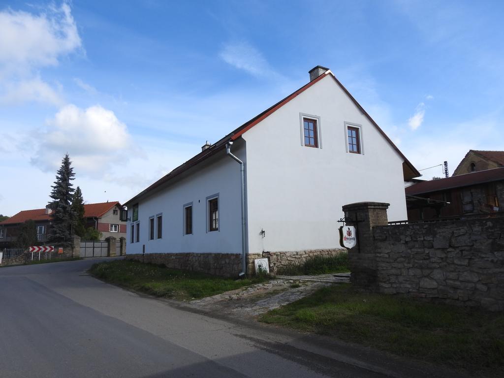 Restaurace a penzion U Lva Karlštejn Esterno foto