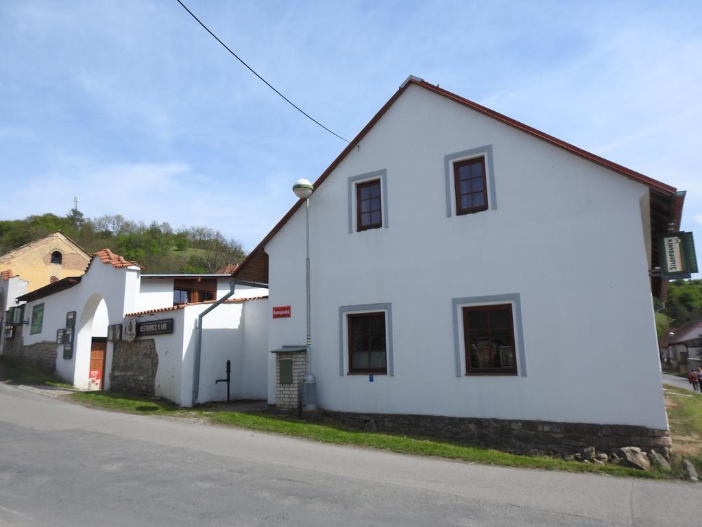 Restaurace a penzion U Lva Karlštejn Esterno foto