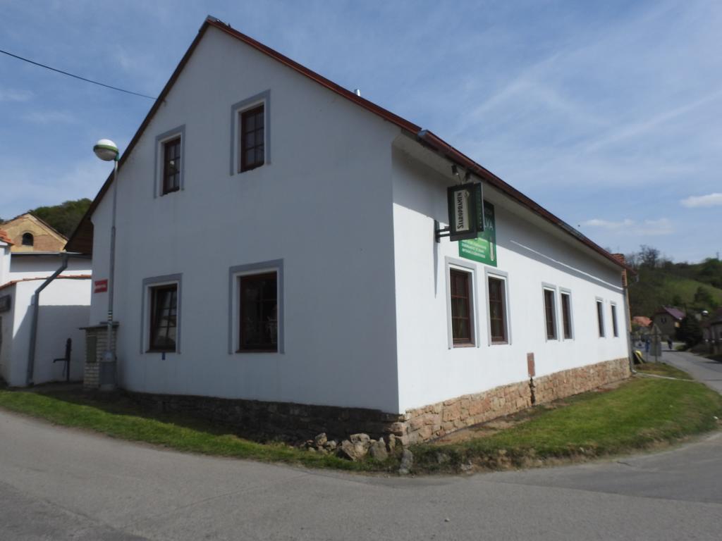 Restaurace a penzion U Lva Karlštejn Esterno foto