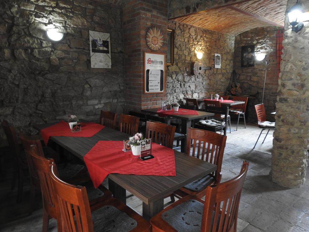 Restaurace a penzion U Lva Karlštejn Esterno foto