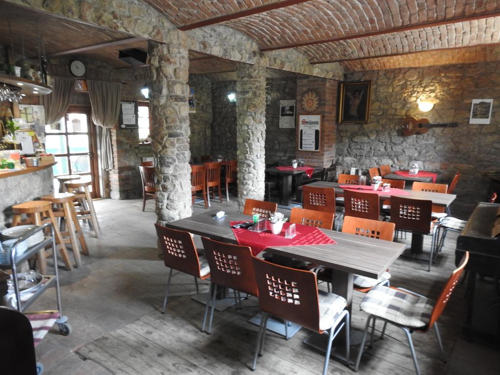 Restaurace a penzion U Lva Karlštejn Esterno foto