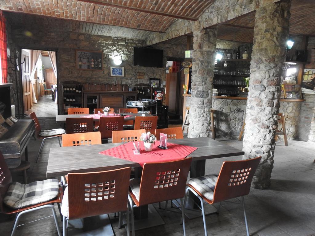 Restaurace a penzion U Lva Karlštejn Esterno foto