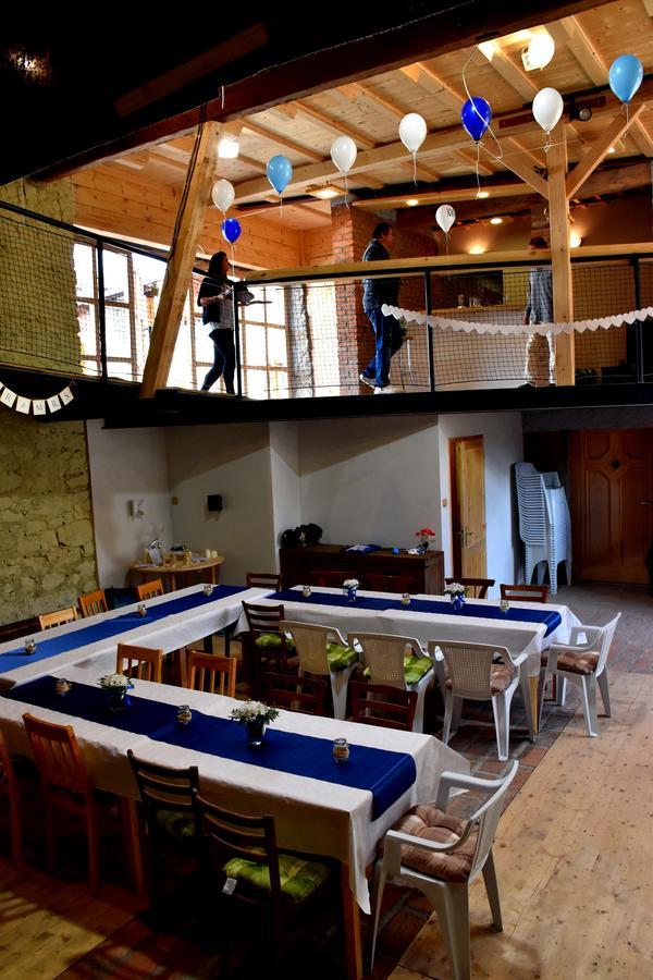 Restaurace a penzion U Lva Karlštejn Esterno foto