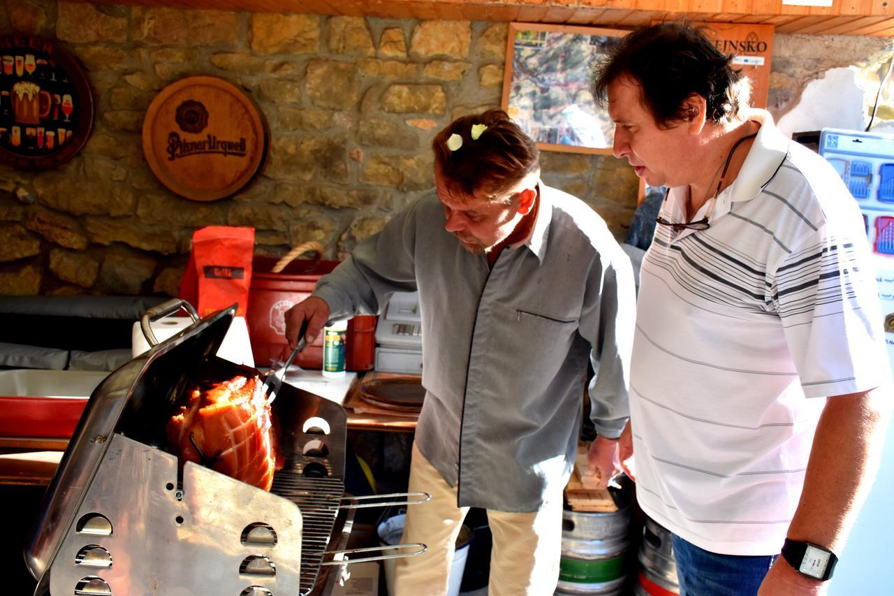 Restaurace a penzion U Lva Karlštejn Esterno foto