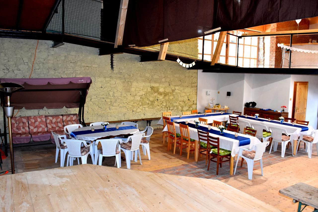 Restaurace a penzion U Lva Karlštejn Esterno foto